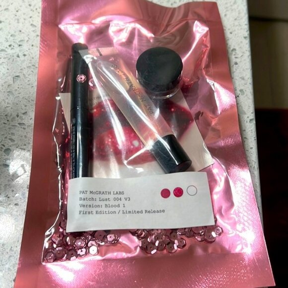 PAT MCGRATH LIP KIT INCLUDES: LIPSTICK, GLOSS AND MICROFINE GLITTER - Picture 3 of 4